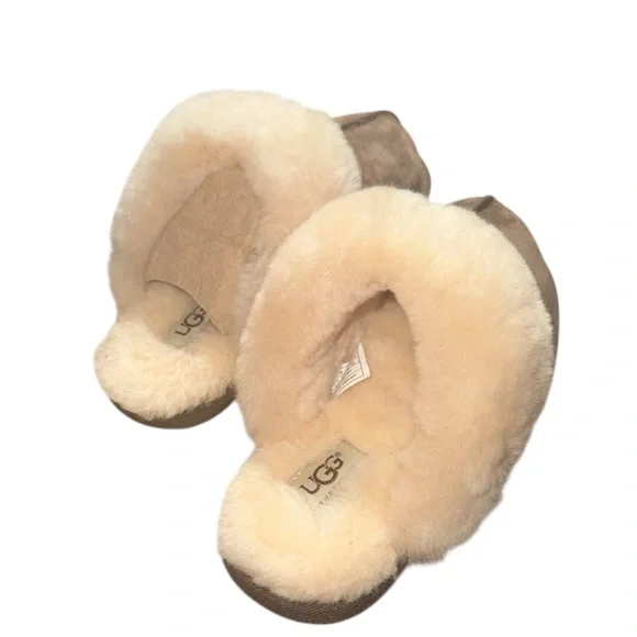 NWT UGG Sheepskin Slippers in Tan and Cream - Picture 2 of 4